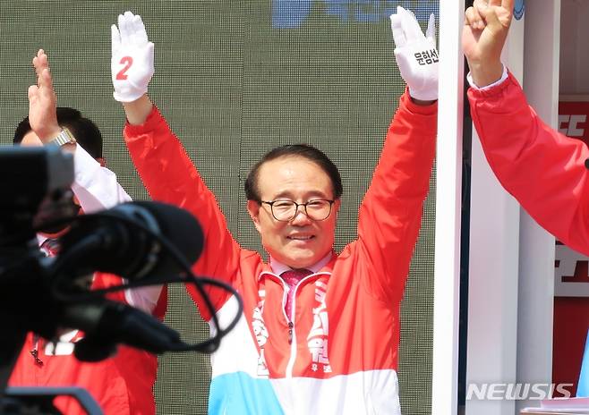 [인천=뉴시스] 김동영 기자 = 제8회 전국동시지방선거와 함께 치러지는 인천 계양을 국회의원 보궐선거에 출마한 국민의힘 윤형선 후보가 23일 오후 인천 계양구 계산역에서 시민들에게 지지를 호소하고 있다. 2022.5.23. dy0121@newsis.com