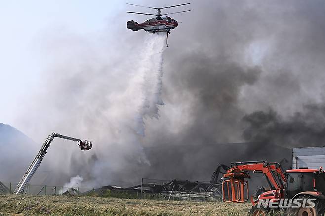 [이천=뉴시스] 김종택기자 = 지난 23일 경기도 이천시 마장면 한 물류센터에서 화재가 발생해 소방헬기가 진화작업을 벌이고 있다. 2022.05.23. jtk@newsis.com