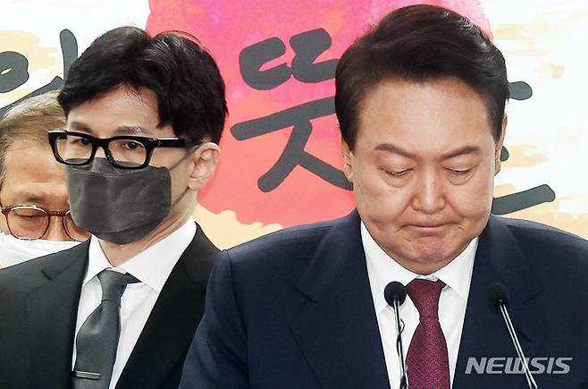 [서울=뉴시스] 인수위사진기자단 = 윤석열 대통령과 한동훈 법무부 장관 자료사진.2022.04.13. photo@newsis.com