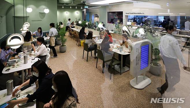 [서울=뉴시스] 권창회 기자 = 농심과 풀무원이 나란히 비건 레스토랑을 오픈했다. 가치소비 트렌드와 함께 국내에 '비건 열풍'이 불고 있는 가운데, 양사는 각기 다른 전략으로 젊은 비건층을 공략한다는 계획이다. 사진은 25일 오후 서울 강남구 코엑스몰 내 풀무원의 비건 식당인 '플랜튜드' 모습.  2022.05.25. kch0523@newsis.com