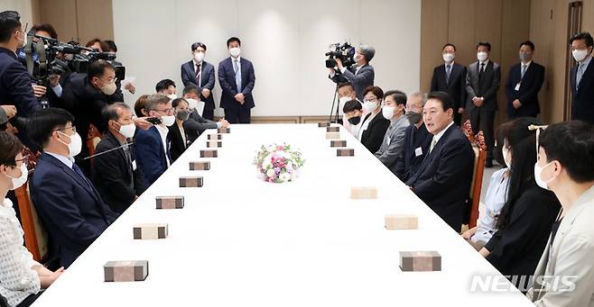 [서울=뉴시스] 홍효식 기자 = 윤석열 대통령이 25일 서울 용산 대통령실 청사 대접견실에서 열린 대통령 기념 시계 증정식에서 국민희망대표 20인에게 대통령 기념 시계를 증정하며 인사말을 하고 있다. 2022.05.25. yesphoto@newsis.com