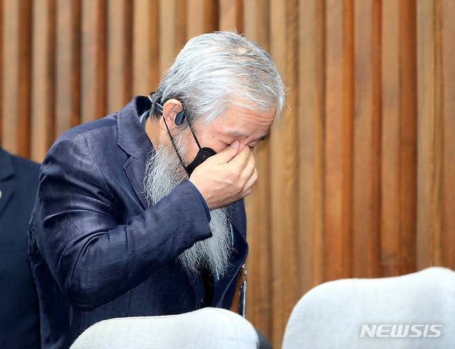 [서울=뉴시스] 김선웅 기자 = 15일 서울 여의도 국회 본회의장에서 공군 20전투비행단 이예람 중사 사망 사건 관련 군 내 성폭력 및 2차 피해 등의 진상규명을 위한 특별검사임명 등에 관한 법률안이 통과되자 방청석의 고 이예람 중사 아버지 이모씨가 퇴장하며 눈시울을 훔치고 있다. (공동취재사진) 2022.04.15. photo@newsis.com