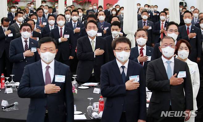 [서울=뉴시스] 전신 기자 = 윤석열 대통령이 25일 서울 용산 대통령실 청사 앞 잔디광장에서 열린 2022 대한민국 중소기업인대회에서 국기에 대한 경례를 하고 있다. 2022.05.25. photo1006@newsis.com