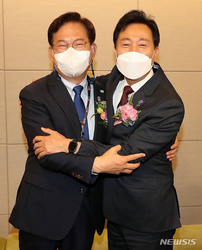 [서울=뉴시스] 국회사진기자단 = 송영길 더불어민주당 서울시장 후보와 오세훈 국민의힘 서울시장 후보가 25일 서울 중구 대한상공회의소에서 열린 뉴스1 미래포럼 2022에 참석해 인사를 나누고 있다. 2022.05.25. photo@newsis.com.