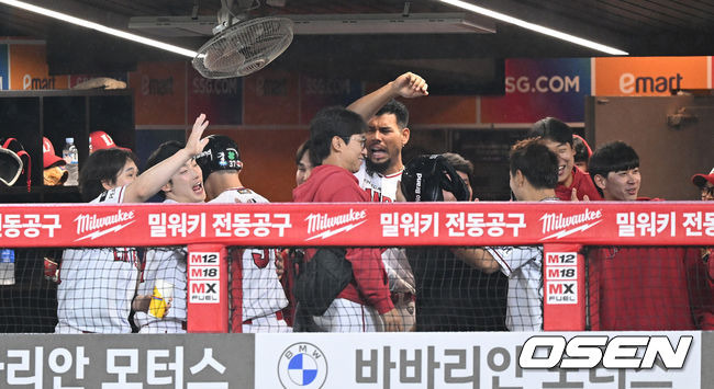 [OSEN=인천, 이대선 기자] 25일 오후 인천 SSG 랜더스필드에서 '2022 신한은행 SOL KBO 리그' SSG 랜더스와 롯데 자이언츠의 경기가 열렸다.5회말 2사 1,2루에서 SSG 오태곤이 좌월 스리런 홈런을 치고 더그아웃에서 동료들의 축하를 받고 있다. 2022.05.25 /sunday@osen.co.kr