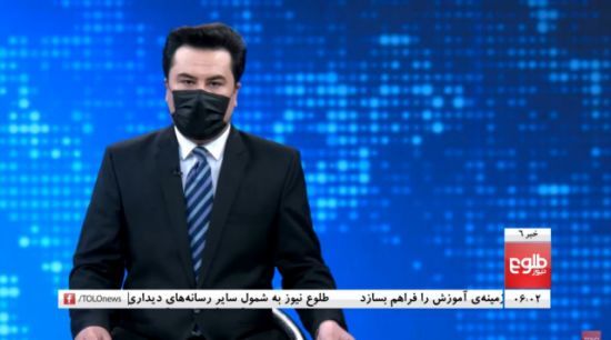 마스크를 쓴 채 진행하는 아프가니스탄 남자 앵커. 톨로뉴스 캡처