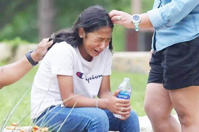 두려움과 슬픔에 오열하는 미국 소녀. 24일(현지시간) 12시 17분 미국 텍사스주 유발데에 있는 롭 초등학교에서 총격 사건이 일어났다. 텍사스 주지사는 학생 19명을 포함해 최소 21명이 총에 맞아 숨졌다고 발표했다