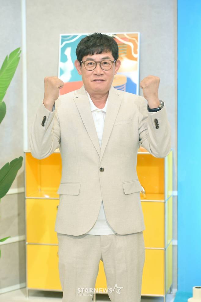 개그맨 이경규가 25일 오후 온라인 생중계로 진행된 KBS 2TV 새 예능 '요즘 것들이 수상해' 제작발표회에 참석해 포즈를 취하고 있다.  자신만의 꽃길을 찾아 나선 수상한 '요즘것들'의 관찰일기 '요즘 것들이 수상해'는 오늘(25일) 첫 방송된다. /사진제공=KBS 2022.05.25 /사진=이동훈 기자 photoguy@