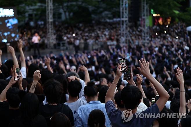 반가워, 축제야 5월 24일 오후 서울 성북구 고려대학교에서 열린 2022 고려대 대동제에서 학생들이 래퍼 비와이의 공연을 보고 있다. [연합뉴스 자료사진]