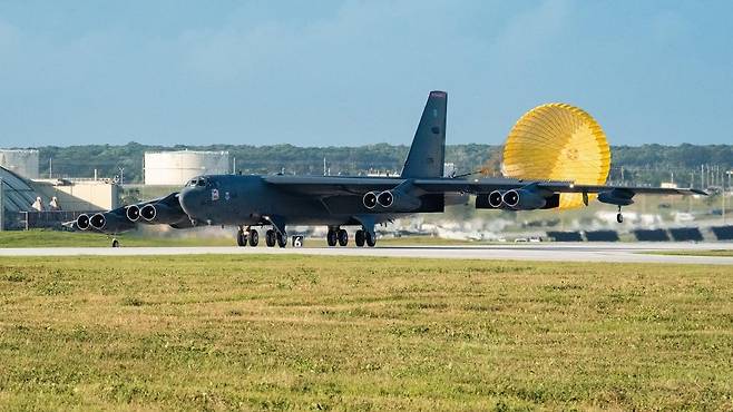 미, 전략폭격기 B-52 4대 괌에 전개 (서울=연합뉴스) 미 태평양공군은 15일(현지시간) 홈페이지를 통해 미국 루이지애나에 있는 바크스데일 공군기지 소속 B-52H 4대와 병력 220여명이 폭격기 기동부대 임무 수행을 위해 괌 앤더슨 기지에 도착했다고 밝혔다. 2022.2.16 [미 태평양공군 홈페이지 캡처. 재판매 및 DB 금지] photo@yna.co.kr
