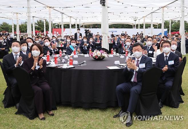 박수치는 5대그룹 총수들 (서울=연합뉴스) 안정원 기자 =  25일 서울 용산 대통령실 청사 앞 잔디광장에서 열린 2022 대한민국 중소기업인대회에서 구광모 LG그룹 회장, 최태원 SK그룹 회장, 이재용 삼성전자 부회장, 정의선 현대차그룹 회장, 신동빈 롯데그룹 회장 등 5대 그룹 총수 등 참석자들이 윤석열 대통령의 격려사를 들은 뒤 박수를 치고 있다.   2022.5.25 jeong@yna.co.kr