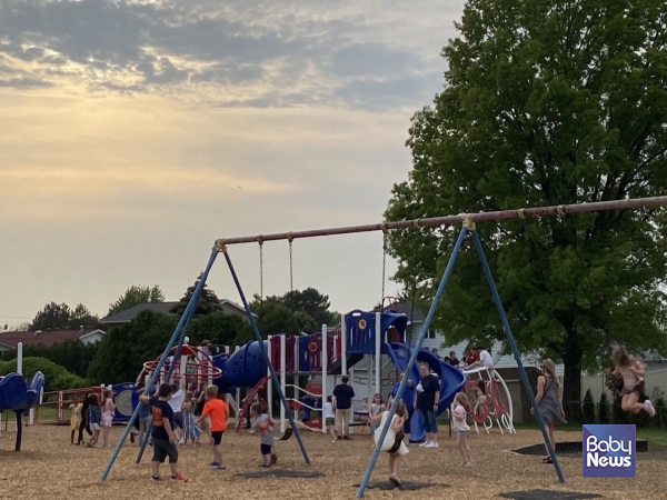 큰 아이의 학교 행사 후 학교 놀이터에서 모여 놀고 있는 학생들: 대부분의 유치원과 학교는 평소 외부인 출입이 되지 않게 전체 출입구가 막혀져 있지만 이 처럼 학생들이 자유롭게 놀이터나 운동장 등을 이용하는 시간의 경우 누군가의 의도적인 침입을 막기는 어려울 것으로 보인다. ⓒ이은