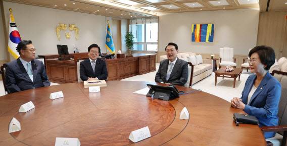 윤석열 대통령이 24일 오후 용산 대통령실 청사 집무실에서 임기 만료를 앞둔 박병석 국회의장을 비롯한 21대 전반기 국회의장단을 접견하고 있다. 이 자리에서 김상희 국회부의장은 ‘젠더 갈등’ 문제를 지적했고, 윤 대통령은 “공직 인사에서 여성에게 과감히 기회를 부여하겠다”고 밝혔다. (사진=연합뉴스)