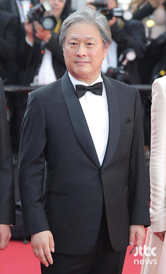 제75회 칸영화제(Cannes Film Festival) 경쟁부문 초청작 '헤어질 결심'의 박찬욱 감독이 23일 오후 6시(현지시간) 뤼미에르 대극장(GRAND THEATRE LUMIERE) 월드 프리미어 상영에 앞서 레드카펫을 밟았다. | 칸(프랑스)=박세완 park.sewan@joongang.co.kr 〈사진=JTBC엔터뉴스〉