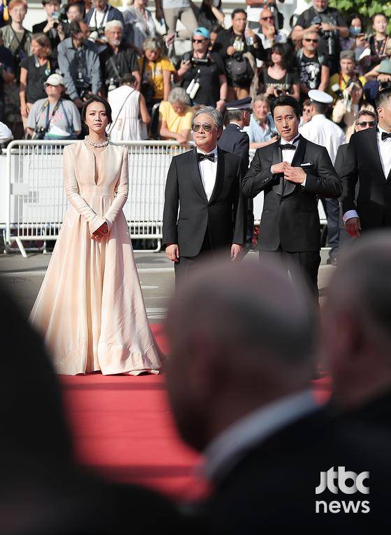 제75회 칸영화제(Cannes Film Festival) 경쟁부문 초청작 '헤어질 결심'의 박찬욱 감독과 탕웨이, 박해일이 23일 오후 6시(현지시간) 뤼미에르 대극장(GRAND THEATRE LUMIERE) 월드 프리미어 상영에 앞서 레드카펫을 밟았다. | 칸(프랑스)=박세완 park.sewan@joongang.co.kr 〈사진=JTBC엔터뉴스〉