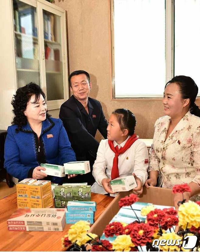 (평양 노동신문=뉴스1) = 북한 조선노동당 기관지 노동신문은 25일 신종 코로나바이러스 감염증(코로나19) 확산에 따른 방역위기 상황에서 이웃들을 위해 의약품을 마련한 가정을 소개하며 "어려울수록 따뜻이 위해주는 이런 마음들이 합쳐져 오늘의 방역 전쟁에서 우리 인민은 모든 아픔을 이겨낼 것"이라고 전했다. [국내에서만 사용가능. 재배포 금지. DB 금지. For Use Only in the Republic of Korea. Redistribution Prohibited] rodongphoto@news1.kr