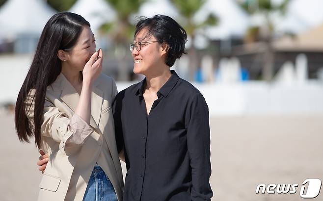 영화감독 정주리와 배우 김시은이 25일 오후(현지시간) 제75회 칸 국제영화제가 열리고 있는 프랑스 남부 칸 ‘팔레 데 페스티벌’(Palais des Festivals) 영화진흥위원회(KOFIC) 부스에서 비평가주간 폐막작에 선정된 영화 ’다음 소희’ 인터뷰 사진 촬영을 하고 있다. 2022.5.26/뉴스1 © News1 이준성 프리랜서기자