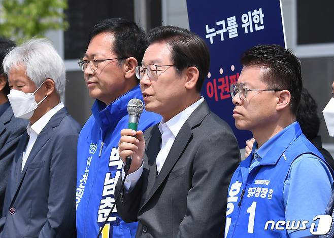 이재명 더불어민주당 인천 계양을 국회의원 후보 겸 총괄선대위원장이 26일 오전 인천 계양역 광장에서 열린 '공항 철도 전기 수도 민영화 반대 기자회견'에서 발언을 하고 있다. 2022.5.26/뉴스1 © News1 국회사진취재단