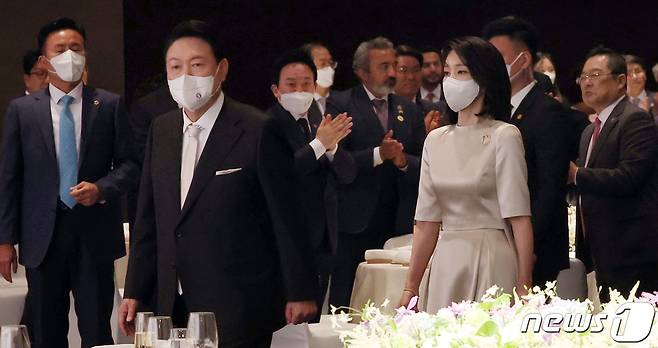윤석열 대통령과 김건희 여사가 10일 오후 서울 중구 신라호텔에서 열린 외빈 초청만찬에 입장하고 있다. (대통령실사진기자단) 2022.5.10/뉴스1 © News1 오대일 기자