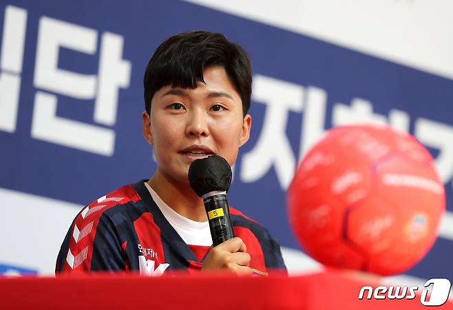 '여자축구 간판' 지소연이 26일 오후 경기 수원시청에서 열린 수원FC위민스 입단 기자회견에서 소감을 밝히고 있다. 등 번호 91번을 선택한 지소연의 WK리그 데뷔전은 이르면 7월4일 16라운드가 될 전망이다. 2022.5.26/뉴스1 © News1 구윤성 기자