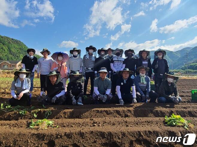 강원 평창군농업기술센터가 26일 지역 내 산마늘 재배농가를 찾아 일손돕기에 나선 가운데 이날 참석자들이 기념사진을 촬영하고 있다.