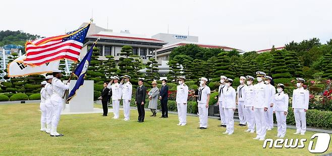 한미 해군장병들이  26일 오전 부산 남구 유엔기념공원에서 추모행사를 진행하고 있다.(해군 제공)© 뉴스1