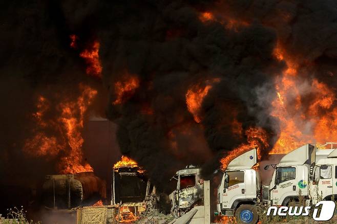 30일 (현지시간) 파키스탄 나우셰라에 있는 유조선 터미널서 화재가 발생해 불길과 연기가 치솟고 있다. © AFP=뉴스1 © News1 우동명 기자