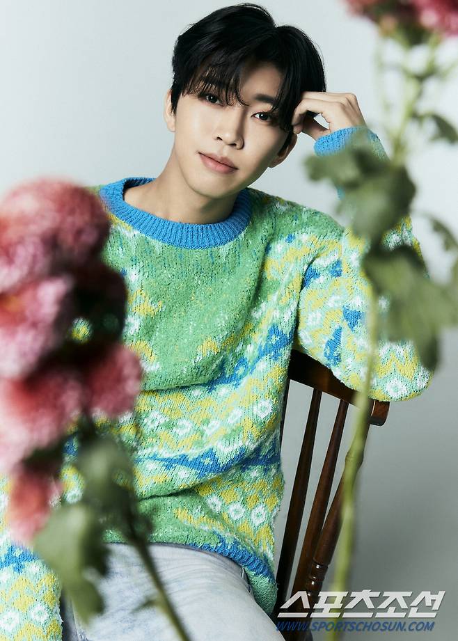 Singer Lim Young-woongs official YouTube channel Subscription has surpassed 1.36 million.As of the afternoon of the 25th, the number of Lim Young-woong official YouTube channel Lim Young-woong Subscriptions exceeded 1.36 million, adding 10,000 people in 17 days.This is the largest number of Subscriptions among domestic trot singers.Lim Young-woong, known as a fan fool who takes care of fans, is actively communicating with fans through YouTube, fan cafes, and SNS.Lim Young-woong, the official YouTube channel of Lim Young-woong, opened on December 2, 2011, has various videos such as daily life, cover songs, and stage videos.The official YouTube channel has 1.36 million Subscriptions and 1.43 billion views on the channel, and the Lim Young-woongShorts, an independent channel in the official YouTube channel, also has more than 220,000 Subscriptions and more than 30 million views.Lim Young-woong video, which has exceeded 10 million views, is A 60-year-old couples story, My love like a star, Barram in Mr.Trot, I regret crying (Lim Young-woong channel), Hero, One day suddenly, I regret crying (TV Chosun channel), Portrait postcard (TV Chosun channel), Ugly love, Improved dandelion, Song is my life, Portrait postcard (Lim Young-woong channel), Watch cover content, My love in love call center like starlight, I believe only in 2020 Mr. Trot Awards, Two fists, Elevator not stairs, What is the middle hand, Love is this in Mr.Trot Concert, Its Foolish, Showers, Traitors in Mr.Trot Concert, Love Always Runs, I Have a Lover, Days of the Day, Love Always Runs MV, and I Hate, A 60 Great Old Couple Story (TV Chosun Channel), Tralala, Flying, Flying You, Forgotten Season The additions include Seoul Month, Hongrang, Women, Bad Men and Bear King.Meanwhile, Lim Young-woongs first full-length album, IM HERO (Ime Hero), recently released, sold 940,000 copies (as of 11:10 p.m. on the 2nd of the Hanter charts) in a day and replaced the existing records.In particular, he recorded the first place in the solo singer album, exceeding 1.1 million copies in the first place.Also, Lim Young-woong is hosting his first solo concert in six years of debut; starting in Goyang on May 6, he is meeting with the Heroic Age in major cities.