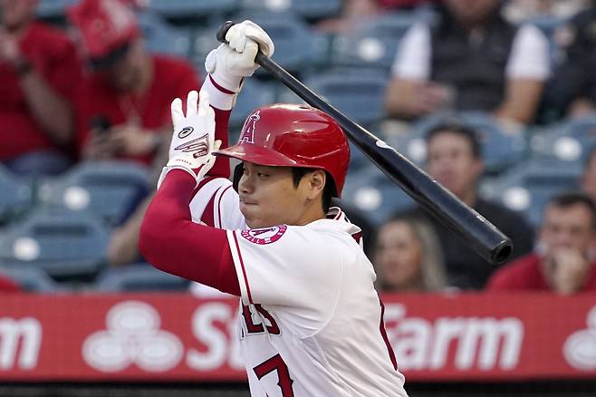 LA 에인절스 오타니 쇼헤이가 25일(한국시각) 텍사스 레인저스전에서 1회말 타격을 하고 있다. 연합뉴스