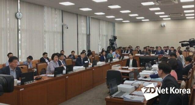 ”대통령 주치의뿐만 아니라 복지부 장관도 대통령 기억력을 잘 챙겨야 한다.” 자유한국당 김승희 의원의 말이다. 2019년 10월 4일 오전 국회 보건복지위원회에서 열린 보건복지부·질병관리본부에 대한 국정감사에서 김 의원이 이 같은 발언에 여당이 강력 반발하며 국감이 파행됐다. (사진=김양균 기자)