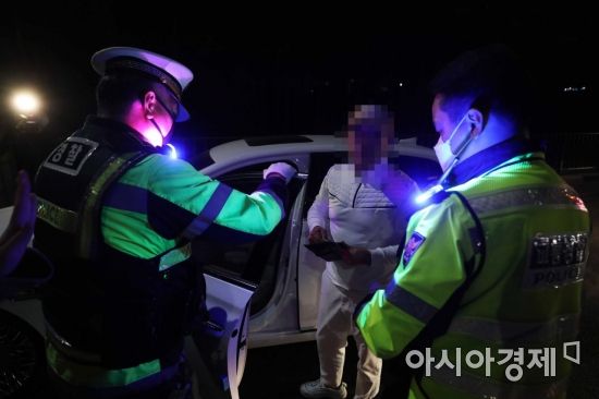 지난해 3월 서울 서초 IC 부산방면 진입로에서 경찰이 음주운전 단속을 하고 있다. /문호남 기자 munonam@