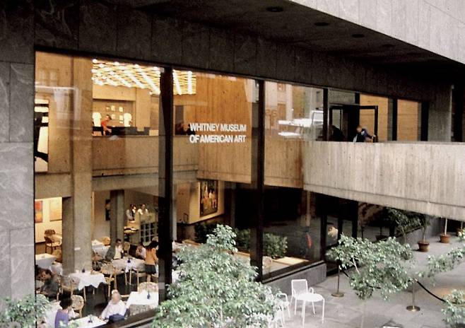 성큰가든 위의 다리를 건너서 미술관에 진입하도록 설계되어 있다. /박진배 뉴욕 FIT 교수, 마이애미대학교 명예석좌교수