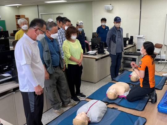 괴산군은 '여름철 물놀이 안전관리 중점 운영기간'에 들어가기에 앞서 피서객의 안전사고 예방을 위해 안전관리요원을 대상으로 안전교육을 실시했다.     사진=괴산군 제공