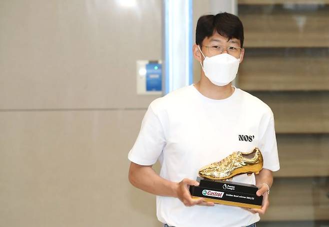 아시아 선수 최초로 잉글랜드 프로축구 프리미어리그(EPL) 득점왕에 오른 손흥민이 24일 오후 인천국제공항을 통해 입국하며 '골든부트'를 들고 있다. ⓒ데일리안 박항구 기자