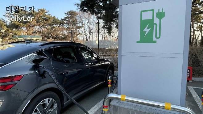 강남구 내 환경부 급속충전기서 충전중인 제네시스 GV60 전기차