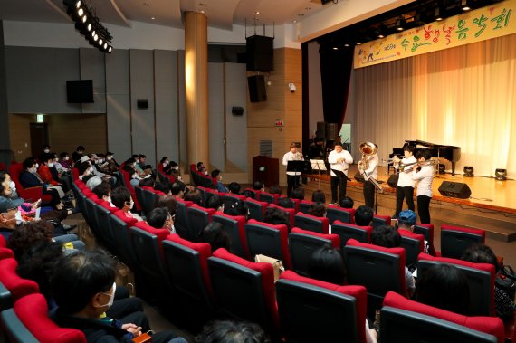 한국수력원자력 고리원자력본부가 지난 25일 부산시 기장군 고리스포츠문화센터에서 ‘제69회 수요행복음악회’를 개최했다./제공=고리원자력본부