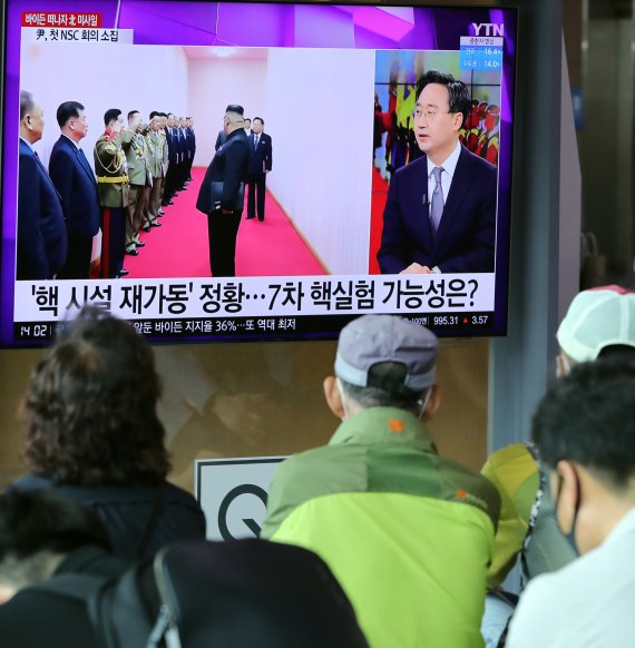 25일 서울역 대합실에서 시민들이 TV를 통해 북한의 미사일 발사 관련 뉴스를 시청하고 있다. 사진=뉴스1