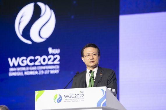 유정준 SK E&S 대표이사 부회장이 26일 '2022 세계가스총회(WGC 2022)' 기조발표 세션에서 '넷제로 목표를 향한 아시아의 가스산업'을 주제로 발표하고 있다. SK E&S 제공