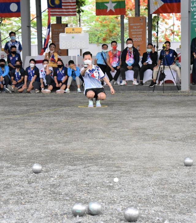 17일 베트남 하노이 미딩 국립경기장에서 진행된 제31회 동남아시안게임 페탕크 2인조 준결승전에서 라오스 국가대표팀의 마니반 소울리아 선수가 마지막 쇠공(불)을 나무공(뷧) 쪽으로 던지고 있다. 하노이=정재호 특파원