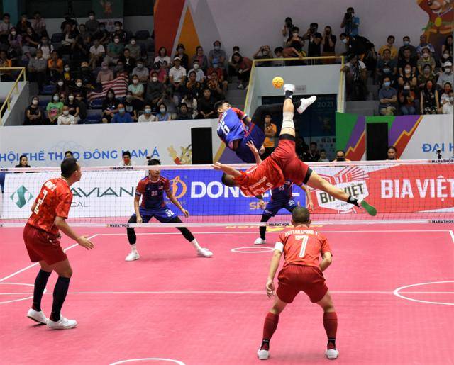 17일 베트남 수도 하노이의 황마이 경기장에서 열린 제31회 동남아시안게임 세팍타크로 남자부 결승전에서 태국 대표팀의 지라삭 팍부안겐 선수가 말레이시아 진영으로 스파이크 공격을 시도하고 있다. 태국은 이날 말레이시아를 세트 스코어 2대 0으로 제압하고 금메달을 차지했다. 하노이=정재호 특파원