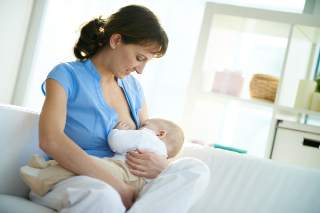 완전한 모유수유 기간이 길어질수록 자녀의 천식 발병률이 낮아진다는 연구결과가 나왔다/사진=클립아트코리아