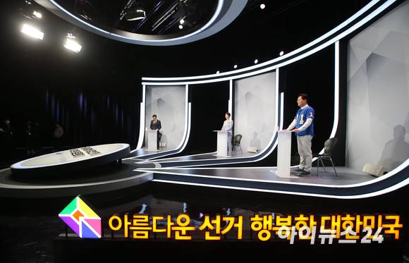 6.1 전국동시지방선거 서울시장 후보들이 26일 오후 서울 마포구 MBC에서 열린 TV 토론회에서 토론 준비를 하고 있다. (사진 왼쪽부터 국민의힘 오세훈 후보, 정의당 권수정 후보, 더불어민주당 송영길 후보) [사진=국회사진취재단]