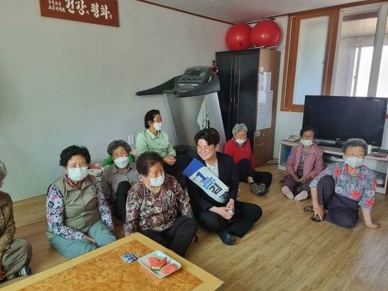 김경주 더불어민주당 경주시의원 예비 후보가 지난 6일 천군동 마을회관을 방문했다. 본인 제공