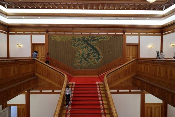 문화재청이 25일 청와대 본관과 관저를 취재진에게 공개했다. 사진은 이날 본관 계단 모습. 중앙에 걸린 그림은 본관 건립 당시 그려진 김식의 '금수강산도'. 김경록 기자