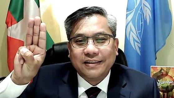 13일 미국 뉴욕 미얀마 대사관저 사무실에서 초 모에 툰 유엔(UN) 주재 미얀마 대사가 중앙일보와 화상 인터뷰 중 '세 손가락 경례'를 하고 있다. 헝거 게임 시리즈에서 저항의 상징으로 사용된 '세 손가락 경례'는 미얀마 민주화 운동의 상징으로 자리 잡았다. 정은혜 기자