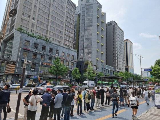 25일 오전 서울 관악구 2호선 서울대입구역 3번 출구 앞. 서울대로 가는 지선버스 정류장 앞에 시민들이 줄지어 있다. 이병준 기자