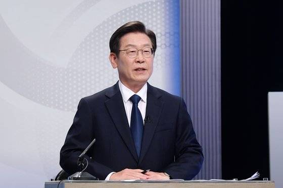 이재명 더불어민주당 후보가 지난 25일 오후 경기도 부천시 OBS경인TV 스튜디오에서 열린 계양구 선거관리위원회 주관 '국회의원 보궐선거 계양구을선거구 후보자 토론회' 시작에 앞서 리허설을 하고 있다. [국회사진기자단]