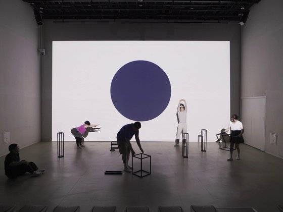 홍승혜 작가의 퍼포먼스 'Moonlight'. 김세욱, 신서, 이미미, 정인화, 허효선(안무, 무용), 정성윤(기술감독), 김승리, 정아영(소 품제작), 홍승혜(연출, 애니메이션, 사운드) [사진 민티스트클럽]