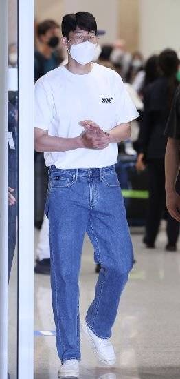 손흥민은 이날 흰 티셔츠에 청바지 차림의 공항 패션을 선보였다. 연합뉴스