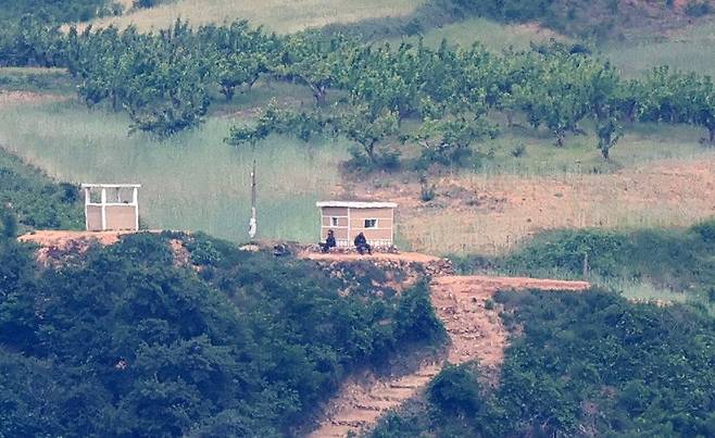 북한이 미사일 발사한 다음날인 26일 오전 오두산전망대에서 바라본 북한 개풍군의 한 초소에서 초병으로 보이는 사람들이 쉬고 있다. 강정현 기자